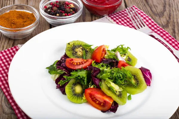 Gezonde voeding mix van sla met tomaten — Stockfoto