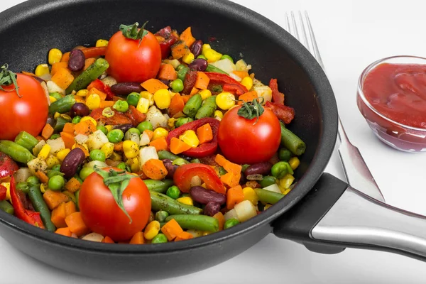 Verduras al vapor con tomates en sartén — Foto de Stock