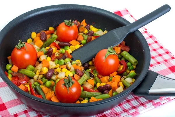 Verduras al vapor con tomates en sartén — Foto de Stock