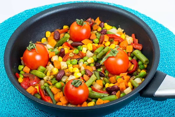 Verduras al vapor con tomates en sartén — Foto de Stock