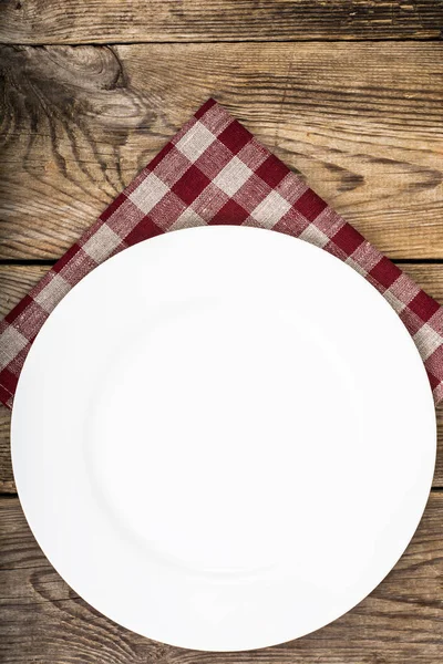 Белая тарелка и салфетка — стоковое фото