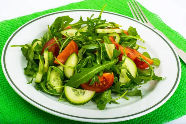 Alimento saludable y dietético: rúcula, pepinos, tomates —  Fotos de Stock