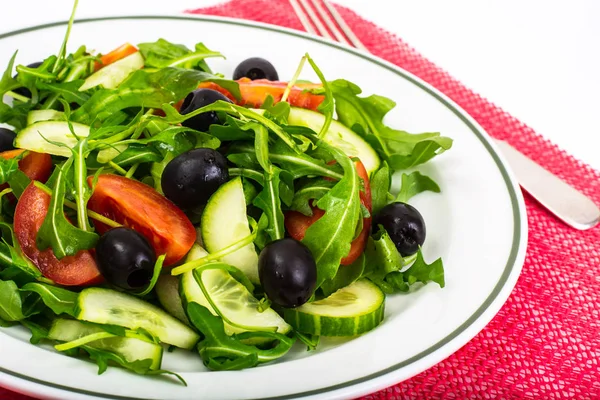 Plats méditerranéens, salade fraîche aux olives — Photo