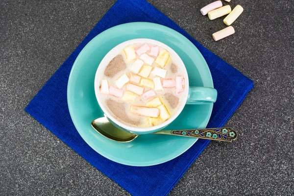 Marshmallow colorido y cacao en taza azul — Foto de Stock