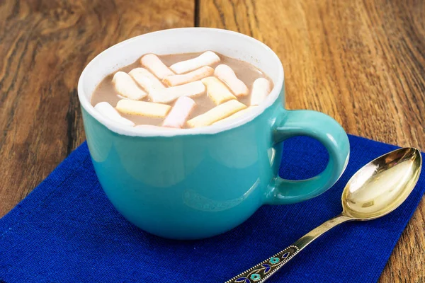 Marshmallow colorido y cacao en taza azul —  Fotos de Stock