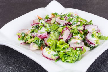 Vejetaryen turp ve yeşil soğan salatası