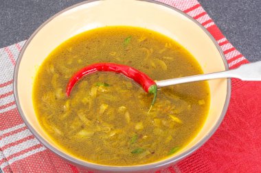 Baharatlı soğan ile köri Hint çorbası