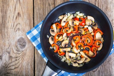 Kızarmış biber ve soğan tavada mantar. AB görüntülemek