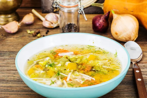 Caldo de verduras con calabaza y fideos —  Fotos de Stock