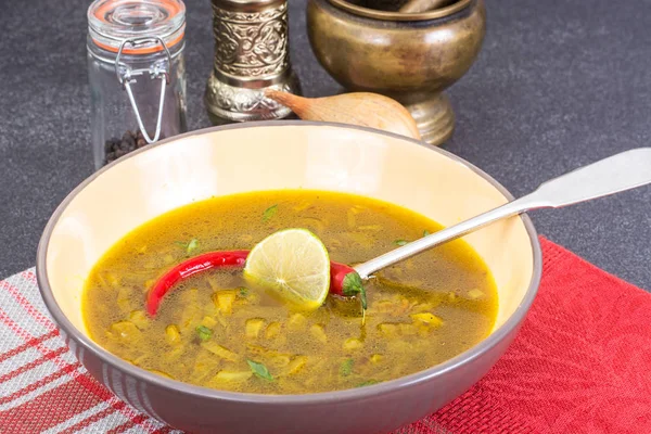 Cibulové pikantní indická polévka s kari — Stock fotografie