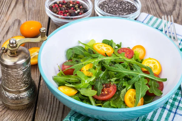 Вегетарианский салат с рукколой, кумкватами и помидорами — стоковое фото