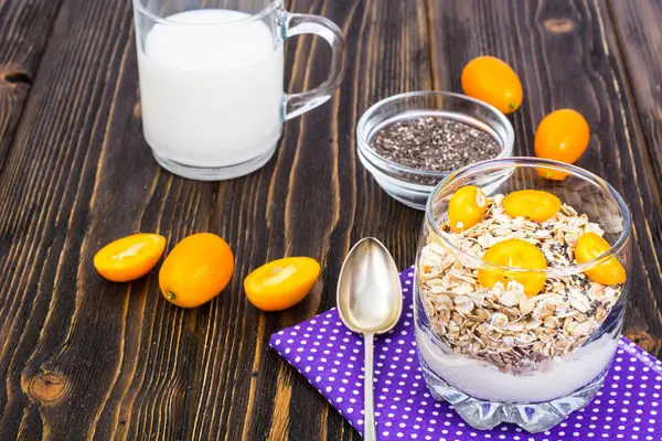 Zdravá snídaně, ovesné vločky s kumquaty, müsli, jogurt, chia — Stock fotografie