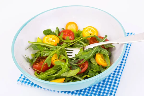 Saudável comer salada vegetal vegan no fundo branco — Fotografia de Stock