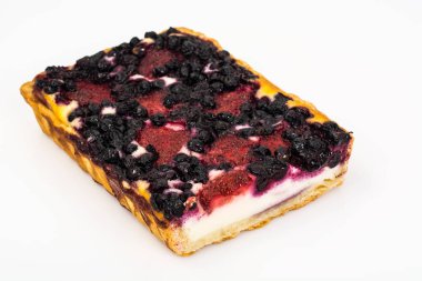 Kum kek yaban mersini, çilek ve kuş üzümü