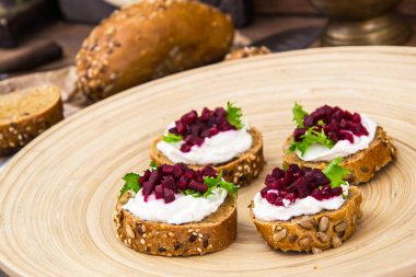 Bruschetta peynir ve pancar