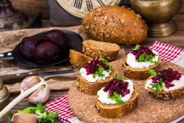 Bruschetta peynir ve pancar