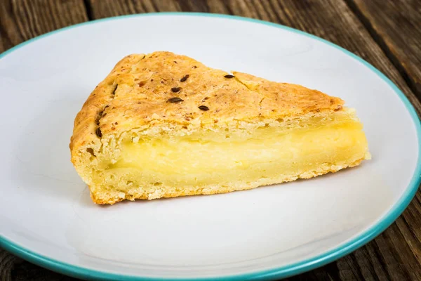 Кусок пирога с сыром и тмином — стоковое фото