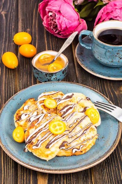 Pancakes with chocolate and kumquats — Stock Photo, Image