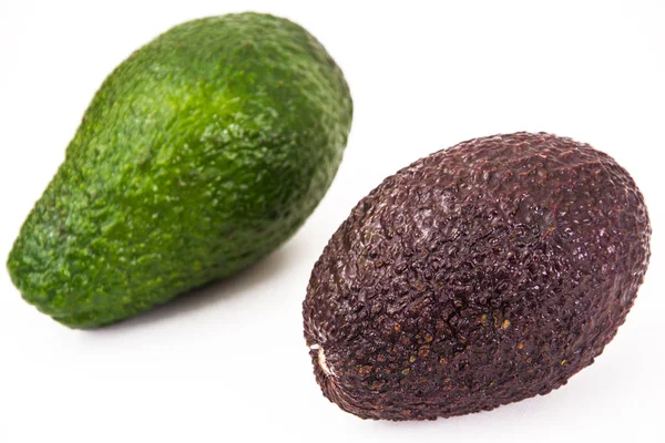 Avocado ganz und geschnitten — Stockfoto