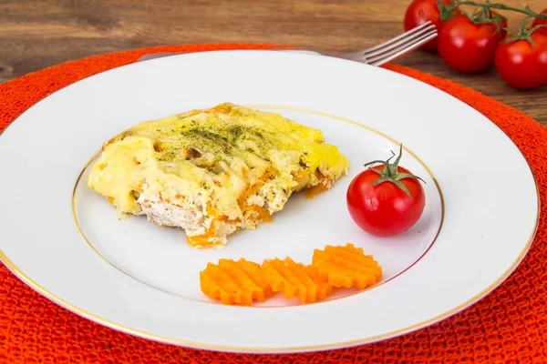 Salmon fillet, baked with carrots, onions and grilled cheese — Stock Photo, Image