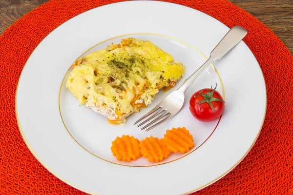 Filete de salmón, al horno con zanahorias, cebollas y queso a la parrilla — Foto de Stock