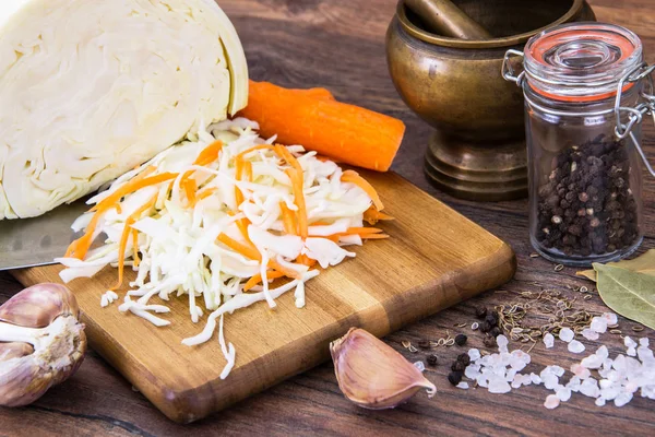 Chucrute com cenouras em jarra de vidro — Fotografia de Stock