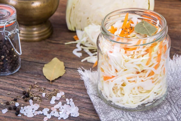 Sauerkraut mit Karotten im Glas — Stockfoto