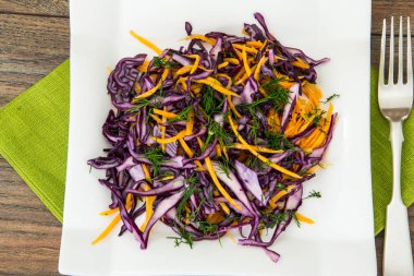 Kırmızı lahana ve beyaz tabakta havuç salatası