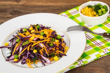 Vejetaryen mısır, havuç ve kırmızı lahana salatası