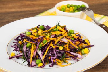 Vejetaryen mısır, havuç ve kırmızı lahana salatası