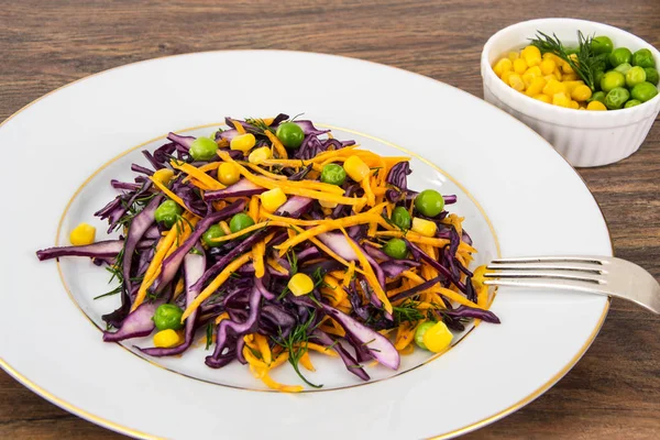 Вегетарианский салат с кукурузой, морковью и красной капустой — стоковое фото