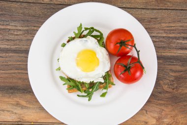 Sahanda yumurta ve roka ile kahvaltı tost