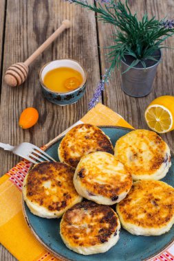 Kuru üzüm ve ahşap backgro tabakta bal ile sıcak peynirli kek
