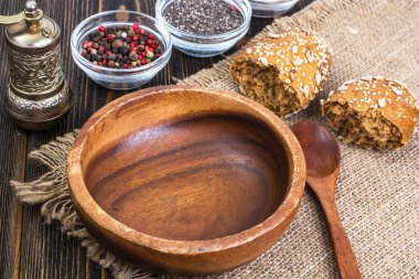 Boş ahşap kase ve eski kurullarında yemek için kaşık