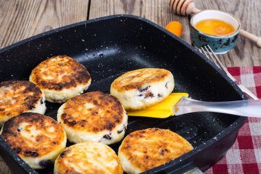 Cheesecakes tavada üzümlü