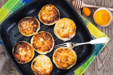 Cheesecakes tavada üzümlü