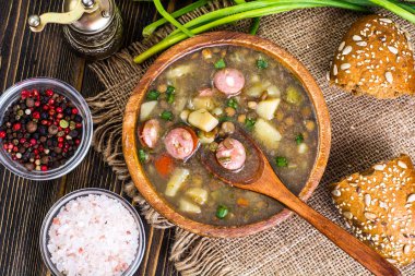 Ev yapımı mercimek çorbası lahana ile