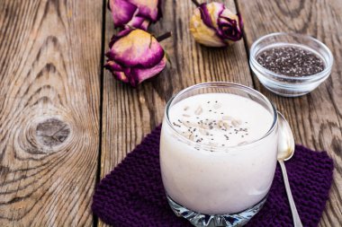 Chia, Ayçekirdeği ve fındık ile Kaymaklı yoğurt