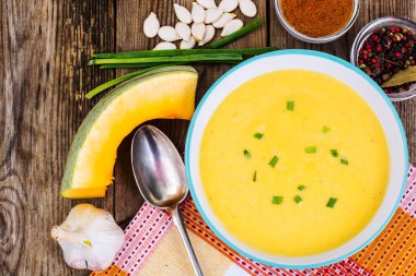 Kabak ve yeşil soğan ile krem çorba