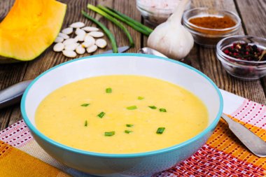 Kabak ve yeşil soğan ile krem çorba