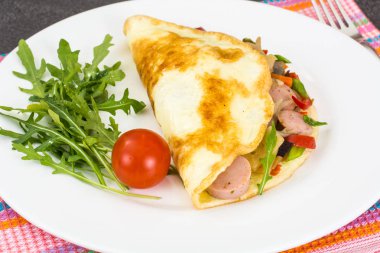 Kahvaltı omlet sebze ve sosis
