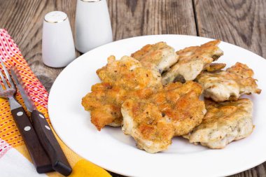 Kızarmış tavuk pirzola beyaz plaka üzerinde