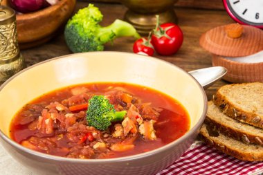 Pancar, brokoli ve domates ile vejetaryen sebze çorbası