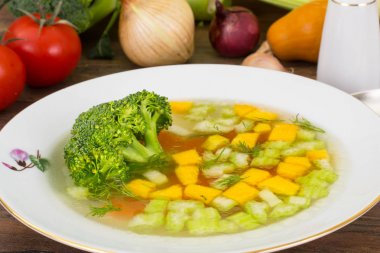 Brokoli ve kereviz ile vejetaryen sebze suyu