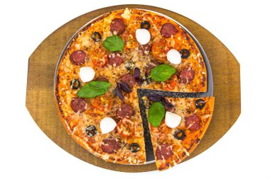 Salamlı ve domatesli pizza.