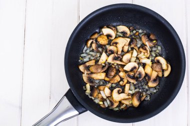 Ahşap arka planda sarı laleler