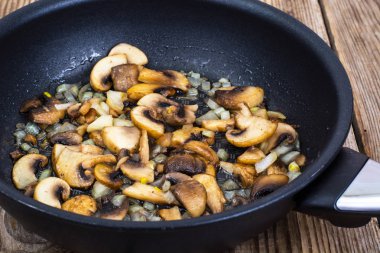 Ahşap arka planda sarı laleler