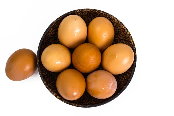 Tavuk yumurtası beyaz arka plan üzerinde ahşap kase — Stok fotoğraf