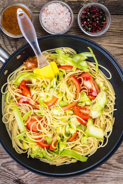 Espaguetis con calabacín y tomates — Foto de Stock