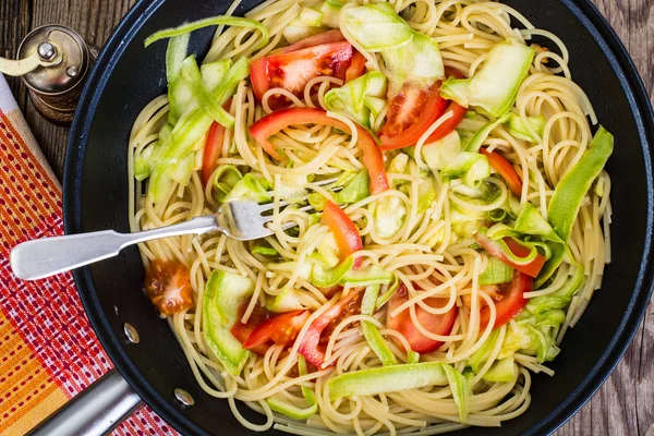 Espaguetis con calabacín y tomates — Foto de Stock